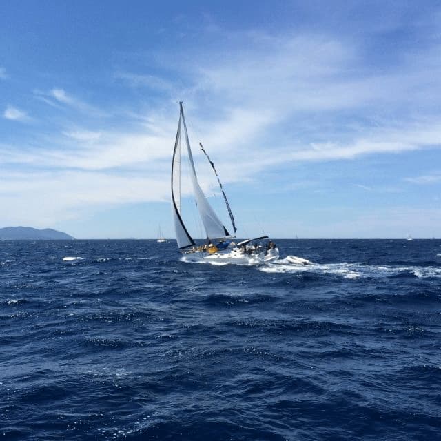 Ein Segelboot fährt auf offenem Meer mit Schieflage
